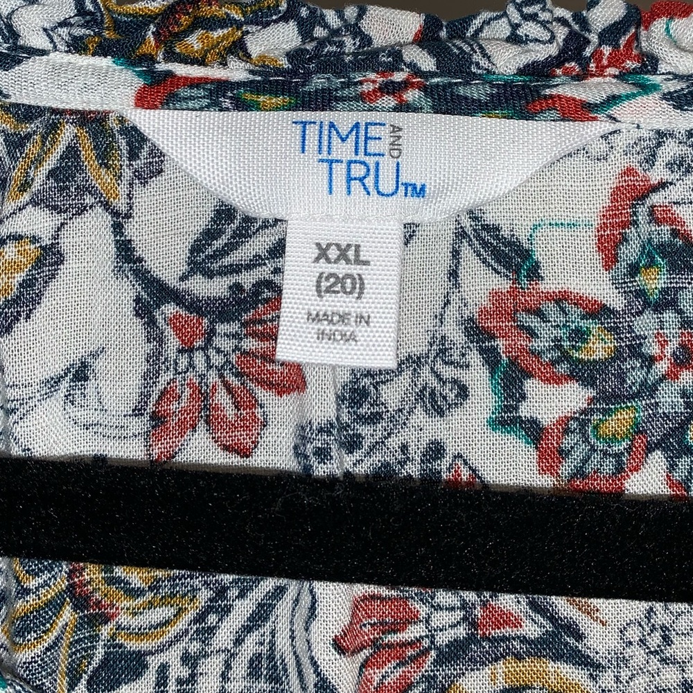 Time & Tru Patterned Top - Picture 5 of 6